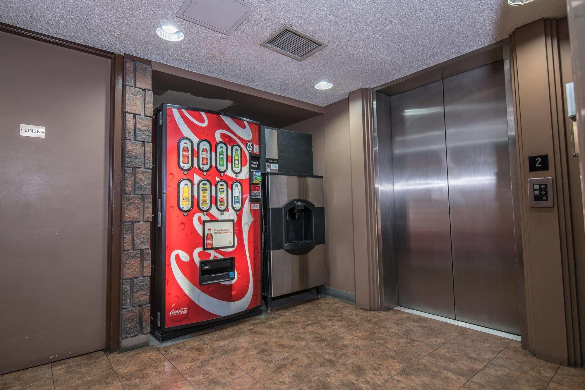 Argyll Plaza Hotel Edmonton Bagian luar foto