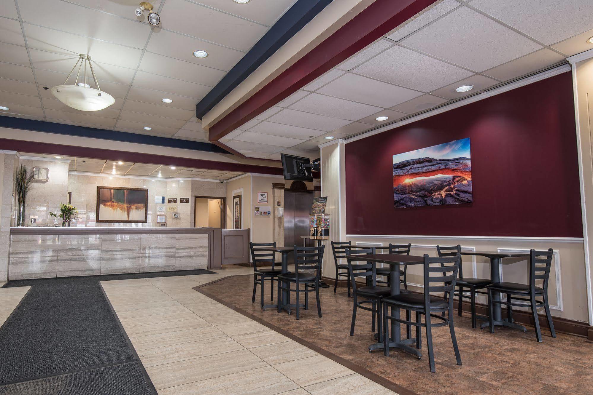 Argyll Plaza Hotel Edmonton Bagian luar foto