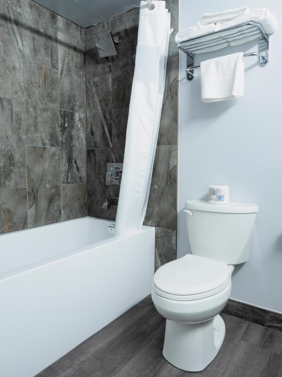 Argyll Plaza Hotel Edmonton Bagian luar foto